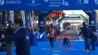 YouTube: la llegada de rodillas de un atleta a la meta de la maratón de Málaga