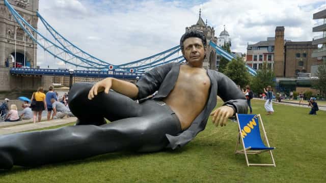 Jurassic Park Londres Amaneció Con Una Estatua Gigante De Jeff Goldblum En Su Famosa Pose