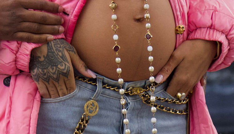 rihanna-pregnant927_