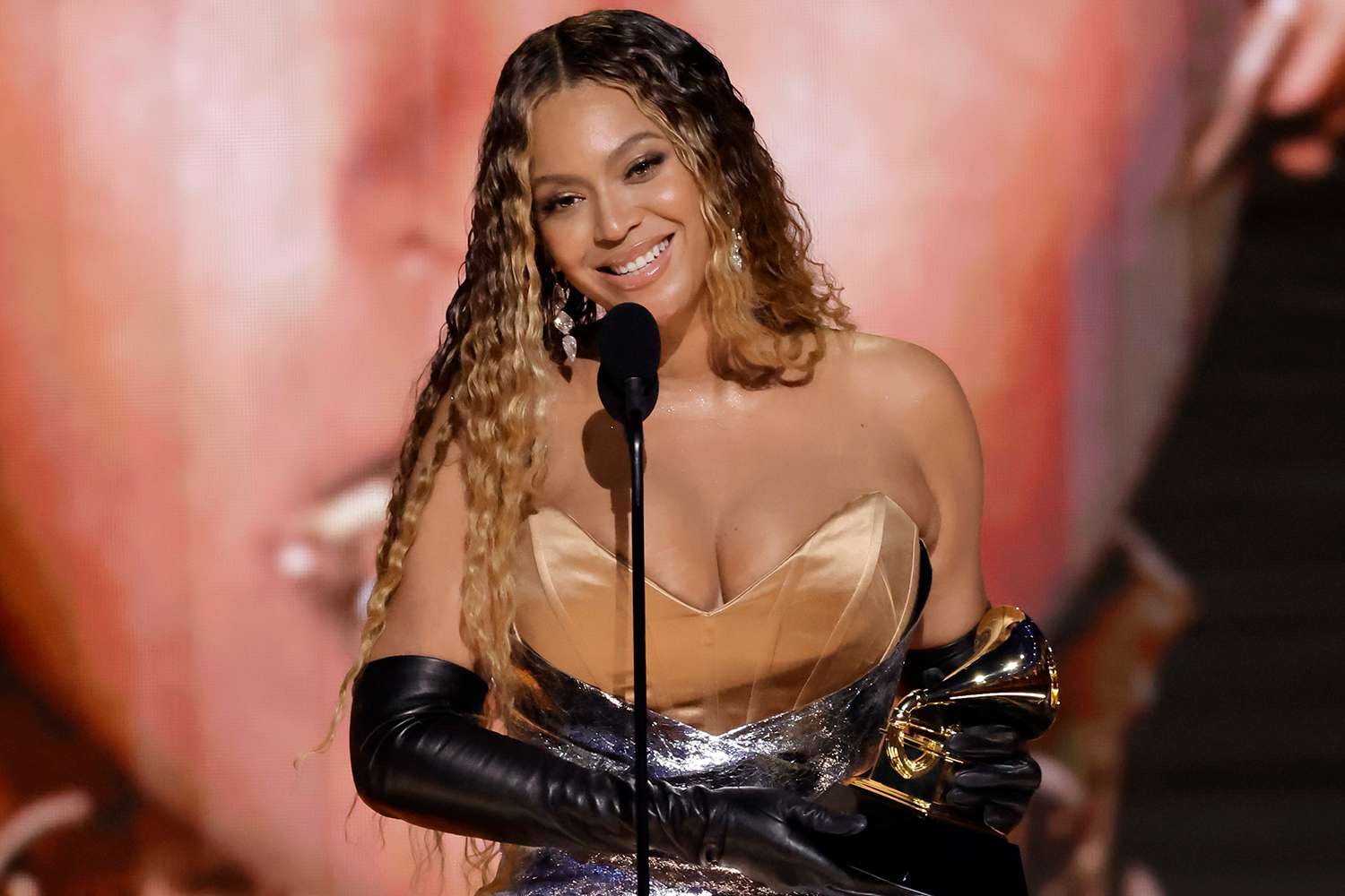 Beyoncé Se Convierte En La Artista Más Premiada En La Historia De Los Grammys Cinescape 2667