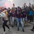Hinchas de Barcelona arrojaron objetos al bus de su propio equipo