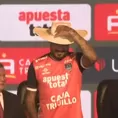 Paolo Guerrero lució sombrero de chalán en su presentación en César Vallejo