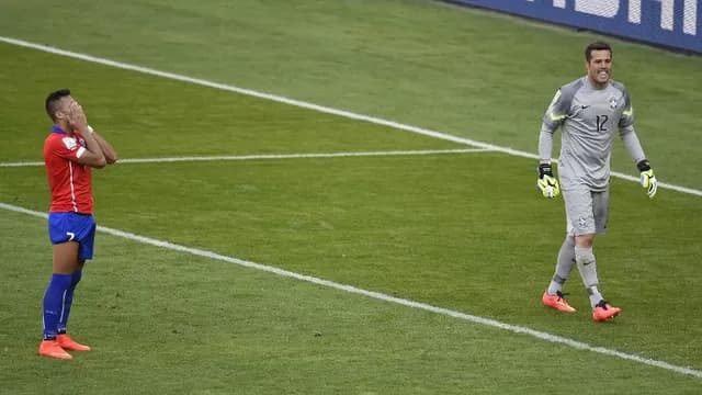 La alegría de Brasil y el llanto de Chile tras los penales-foto-11