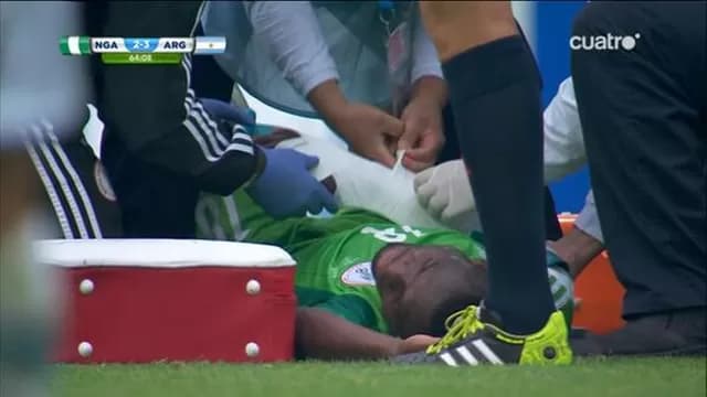 Obi Mikel le rompió el brazo a su compañero nigeriano de un pelotazo-foto-3