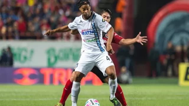 Ronaldinho y las camisetas que utilizó en solo 2 meses con el Querétaro-foto-1