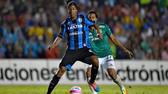 Ronaldinho y las camisetas que utilizó en solo 2 meses con el Querétaro-foto-2